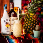 Cocktail exótico com Malibu, ananás e leite de côco